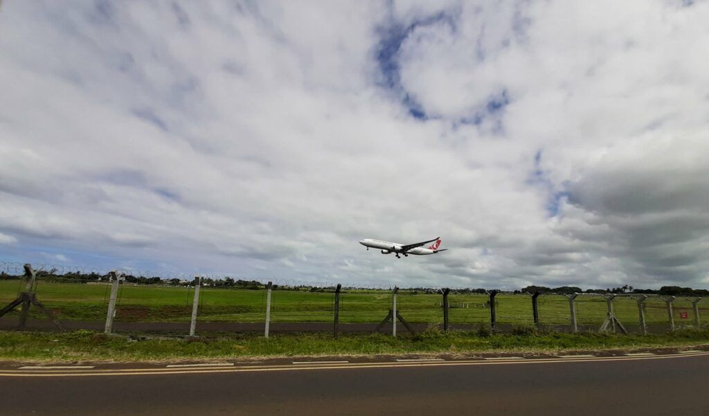 20190511_120934edit airport, plaisance, plane landing, mauritius, connected
