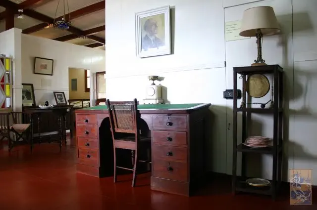 robert edward hart office desk NEF Souillac - Inside - île maurice