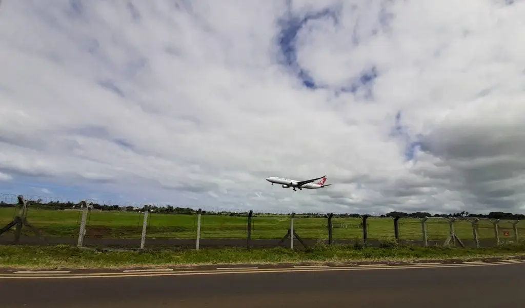 20190511_120934edit airport, plaisance, plane landing, mauritius, connected